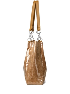 Vue détaillée du sac cabas en cuir verni caramel avec finition brillante et chaînes