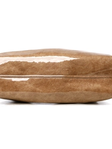 Gros plan sur les coutures détaillées et la texture en cuir verni marron du sac cabas