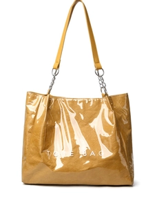 Détail du sac cabas jaune brillant avec texte blanc et attaches en chaîne métallique