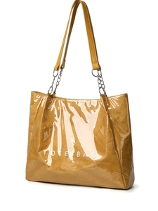 Détail du sac cabas jaune moutarde avec reflets métallisés et poignées à chaînes