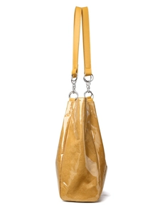 Détail du sac fourre-tout jaune gingembre avec texture plissée brillante et chaîne