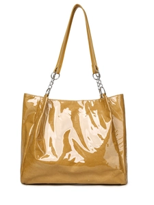 Vue détaillée du sac cabas jaune moutarde brillant avec bandoulière en chaîne argentée