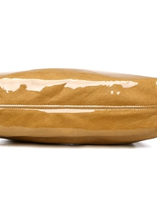 Détail de la texture cuir verni grain croisé sur le fond du sac fourre-tout jaune