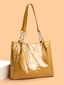 Détail du sac cabas jaune brillant avec imprimé et poignée en chaîne argentée
