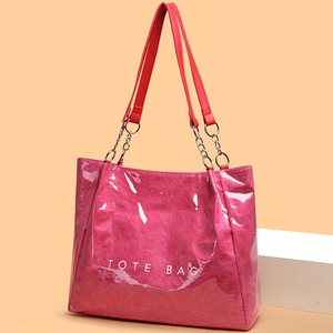 Sac fourre-tout magenta brillant avec lettrage TOTE BAG et bandoulière chaîne