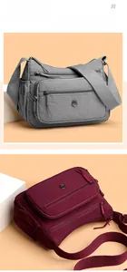 Détail de sacs bandoulière en nylon multi-poches en gris et rouge avec sangle réglable