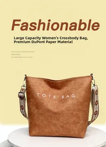 Détail du sac cabas en Tyvek marron avec sangle ethnique et inscription TOTE BAG