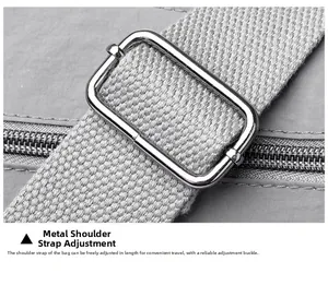 Gros plan de la boucle de réglage en argent et de la sangle en nylon gris du sac