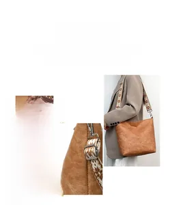Vue détaillée du sac cabas marron avec lettrage blanc et large bandoulière ethnique