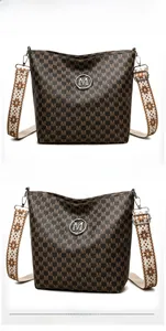 Détail du sac à bandoulière marron vintage avec monogramme et sangle tissée