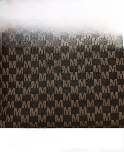 Vue détaillée du cuir souple marron foncé avec texture monogramme à motif M classique