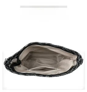 Vue intérieure montrant la grande capacité et la poche zippée de ce sac à bandoulière