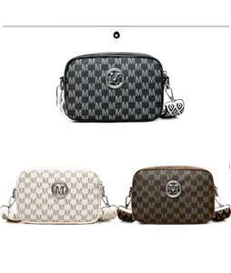 Trois couleurs de sacs bandoulière avec motif M et larges bretelles géométriques