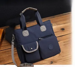 Detail der dunkelblauen Nylontasche mit mehreren Taschen und verstellbarem Gurt