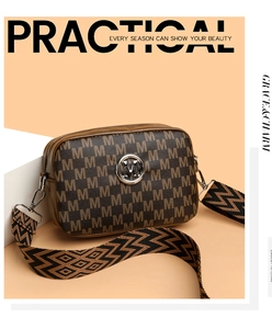 Détail du sac bandoulière monogramme marron avec large sangle et logo M métallique