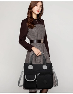 Detail einer schwarzen Nylon-Tasche mit mehreren Fächern und praktischem Schultergurt