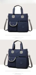 Detail der marineblauen Nylon-Umhängetasche mit vielen Taschen und abnehmbarem Gurt