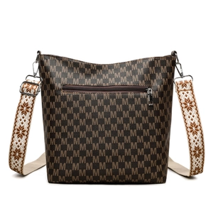 Sac seau rétro marron à monogramme avec large bandoulière brodée et grand volume
