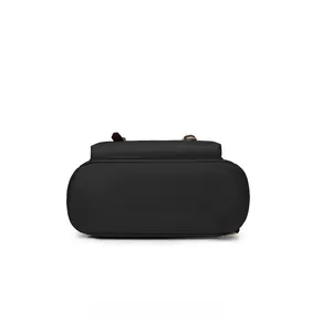 Vista dettagliata del fondo dello zaino in nylon nero con cuciture rinforzate