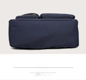 Bodenansicht einer blauen Nylontasche mit rechteckiger Basis und robuster Nahtverarbeitung