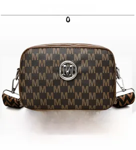 Détail du sac bandoulière avec imprimé à motif M et large bandoulière tissée
