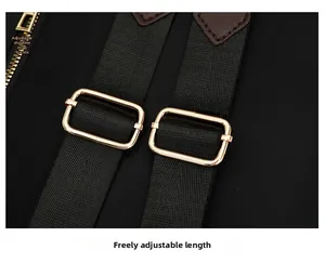 Dettaglio delle fibbie in metallo dorato e spalline regolabili in nylon su zaino nero