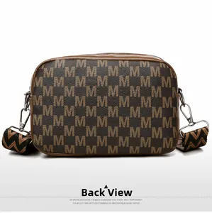 Vue arrière du sac bandoulière classique avec motif monogramme et large sangle brodée