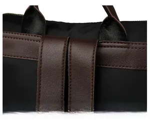 Dettaglio delle cuciture rinforzate su zaino in nylon con finiture in ecopelle marrone