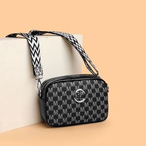Sac bandoulière noir chic avec jacquard lettre M et bandoulière large géométrique