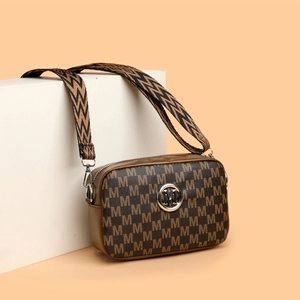 Sac caméra marron à monogramme avec large bandoulière géométrique et logo M en métal argenté