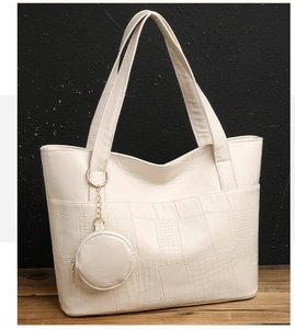 Dettaglio della borsa tote bianco crema con pelle goffrata coccodrillo e mini pochette