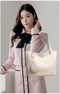 Dettaglio della borsa tote bianco off-white con trama coccodrillo e portamonete tondo