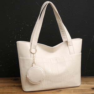Borsa tote beige effetto coccodrillo con doppi manici e mini pochette coordinata