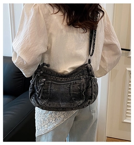 Détail du sac cabas en denim noir avec plusieurs fermetures éclair et style vintage Y2K