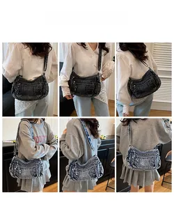 Détail des sacs hobo en denim rétro avec fermetures éclair et bandoulière réglable