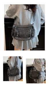 Détail du sac bandoulière en denim noir délavé avec plusieurs poches zippées et sangle réglable