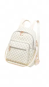 Dettaglio dello zaino monogramma bianco con finiture dorate e design leggero da 0,52 kg