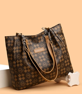 Détail du sac cabas à damier avec bandoulière en chaîne cuir et plaque Perfect Lily