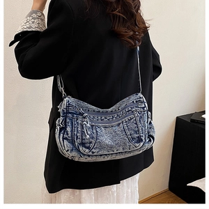 Vue détaillée de dos d'un grand sac cabas en denim délavé avec fermetures à franges