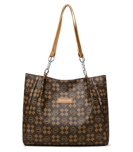 Détail du sac cabas rétro avec motif à damier marron et élégante bandoulière en chaîne