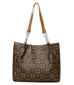 Détail du grand sac cabas marron avec motif matelassé et bandoulières à chaîne