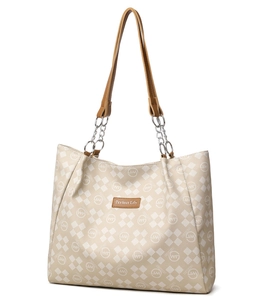 Détail d'un grand sac cabas à damier avec étiquette en cuir et bandoulière chaîne
