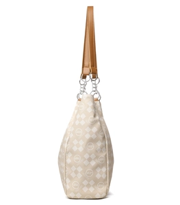 Détail du sac cabas crème avec imprimé monogramme, bandoulière brune et chaîne argentée