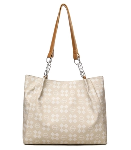 Détail du sac cabas beige à carreaux avec lanières en cuir marron et chaînes métalliques
