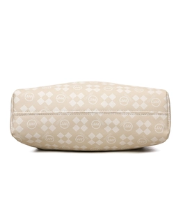 Gros plan du fond du sac en cuir beige avec motif en losange et logo JW circulaire
