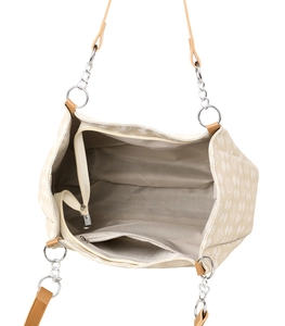 Vue de dessus de l'intérieur spacieux avec poche zippée et sac beige à motifs