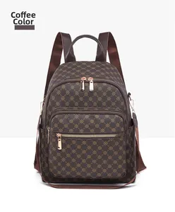 Vista dettagliata dello zaino color caffè con motivi a croce dorati e tasche con cerniera