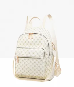 Vista laterale dello zaino in ecopelle crema con stampa monogramma oro e cerniere