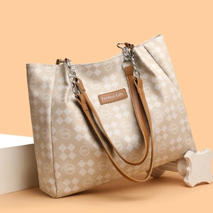 Grand sac cabas beige à carreaux avec poignées en cuir marron et chaînes argentées