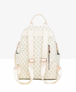 Vista dettagliata dello zaino beige con pelle stampata sul retro e cerniere oro rosa